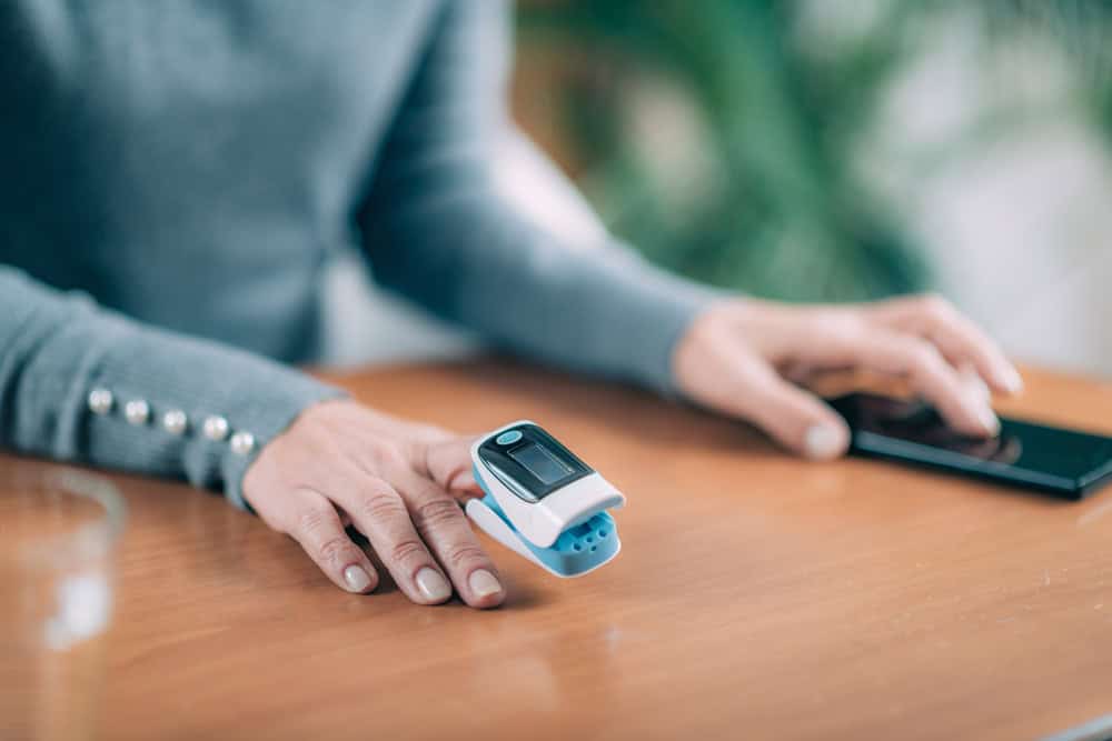 A closeup of an IoT pulse oximeter, one of many edge computing use cases in healthcare A closeup of an IoT pulse oximeter, one of many edge computing use cases in healthcare